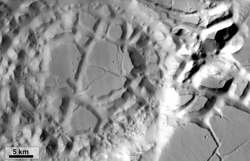 Terreni caotici su Marte forse collegati a vulcani