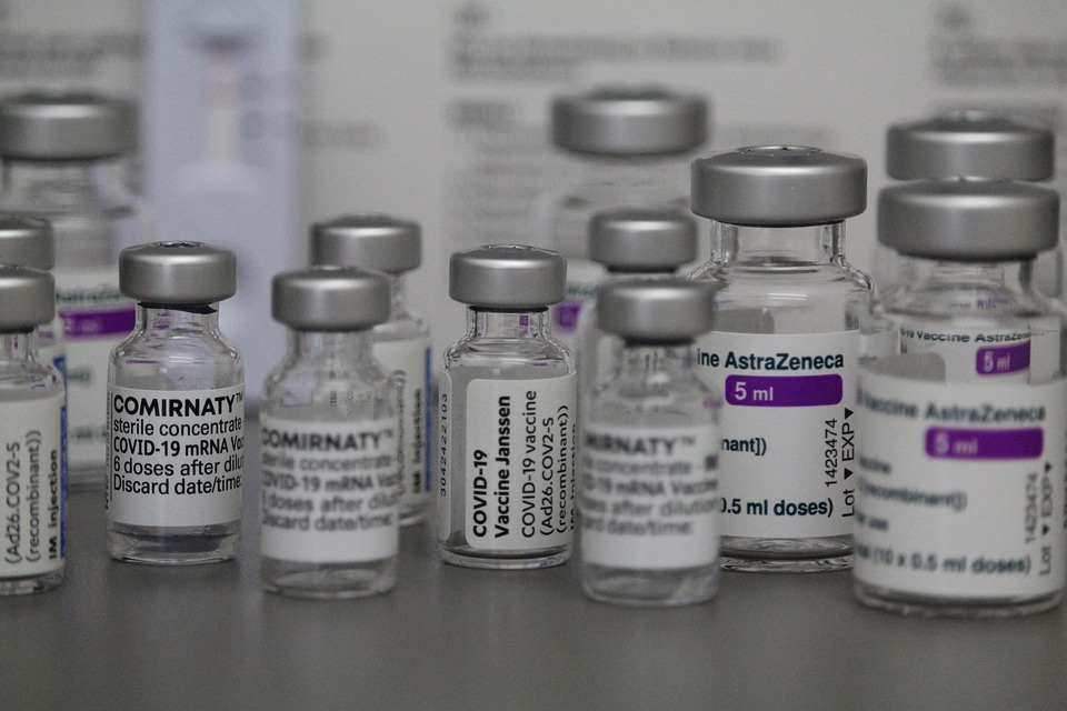 EMA e ECDC raccomandano vaccinazione eterologa: garantisce di più