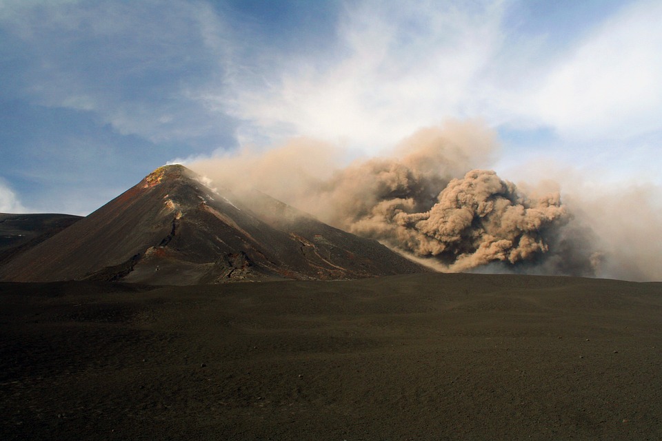 Ecco quanto gas accumula l’Etna prima di eruttare