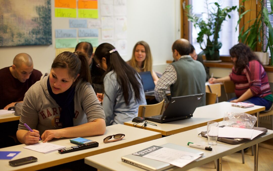 A scuola il soffitto di cristallo inverte genere: i prof premiano di più le ragazze