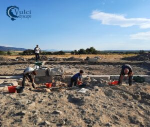 Gli archeologi e altri colleghi scoprono le mura del tempio etrusco di Vulci.Foto: Mariachiara Franceschini