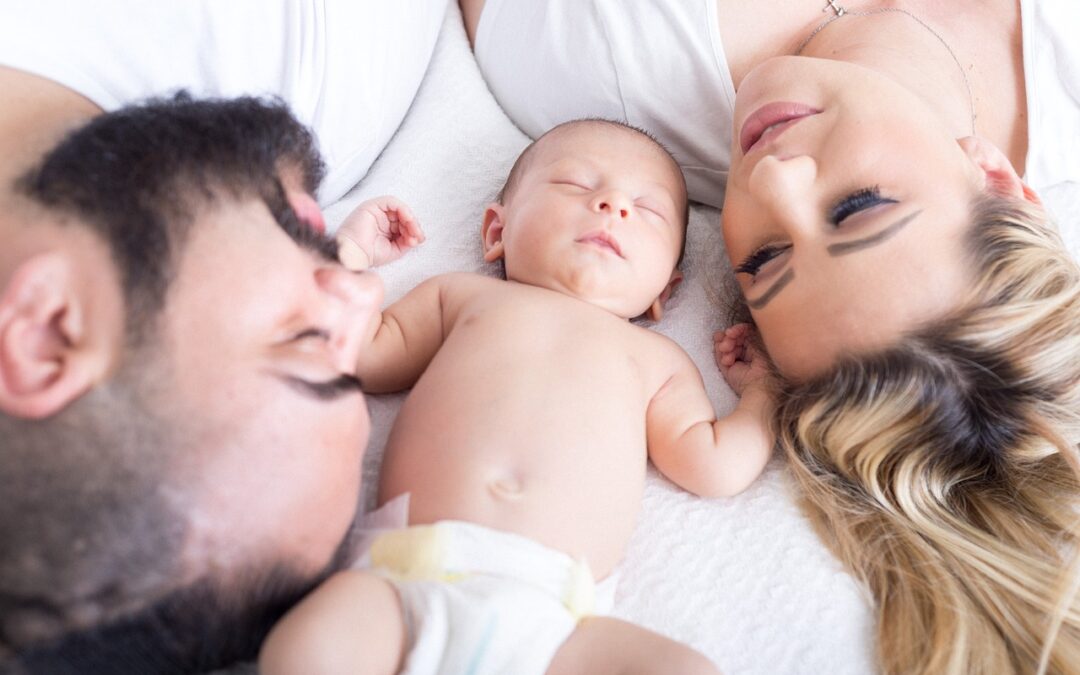 Genitori perdono oltre 2 mesi di sonno nel primo anno di vita del loro bambino