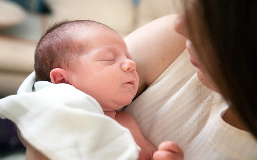 I bambini piccoli usano l’odore della madre per vedere i volti