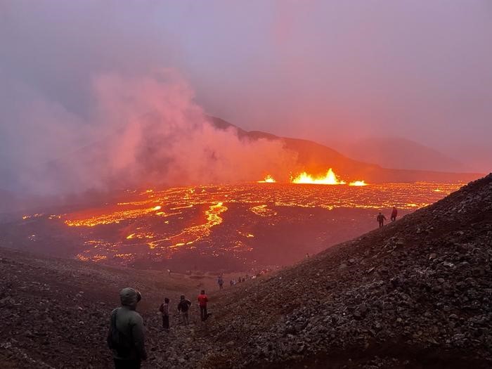 Gli “incendi” vulcanici in Islanda originati dal magma sotto la crosta terrestre