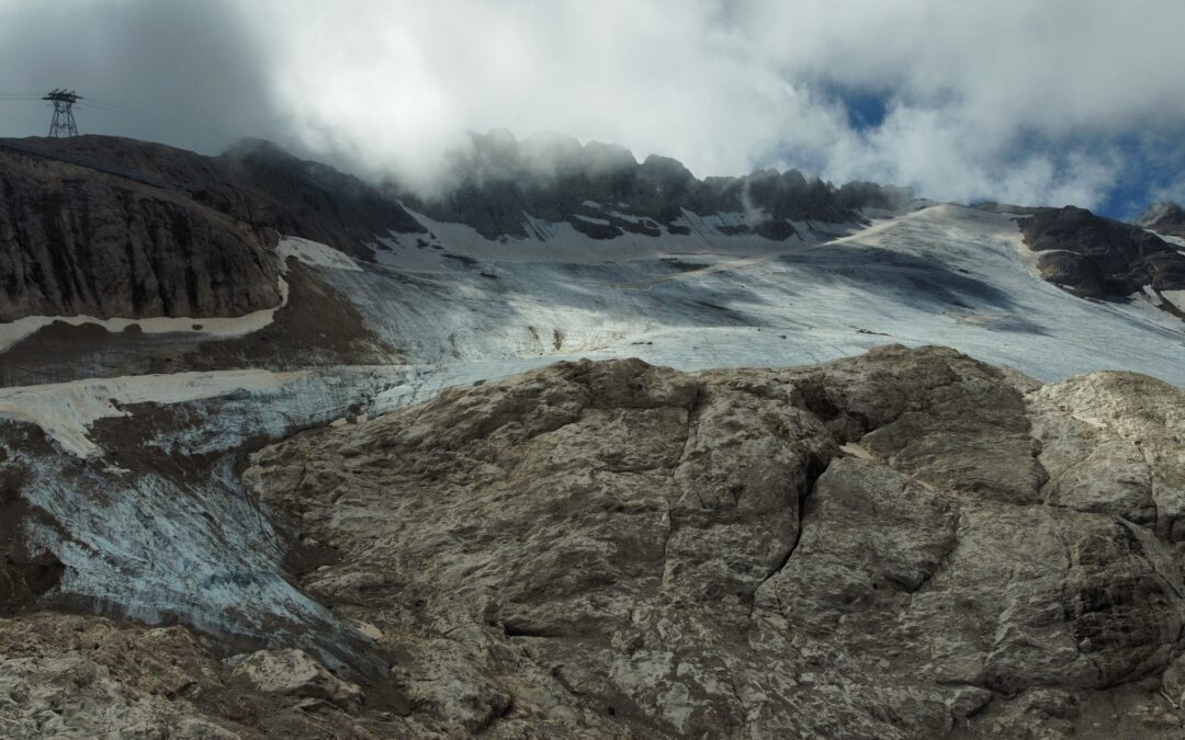 Marmolada, ghiacciaio arretrato di 1200 metri dal 1888. In coma irreversibile insieme ad Adamello e Forni