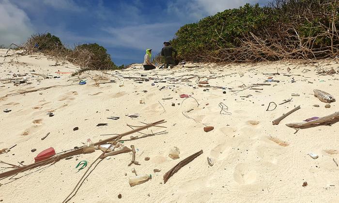 Plastica sulle spiagge si vede fin dallo spazio