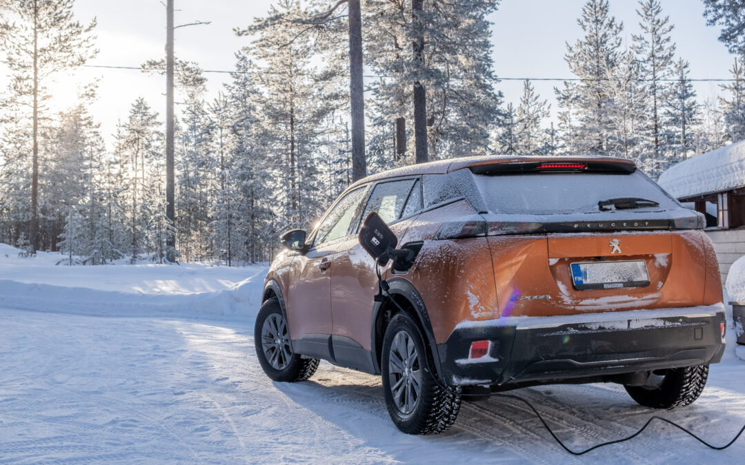 I conducenti di auto elettriche sono più ricchi e guidano di più