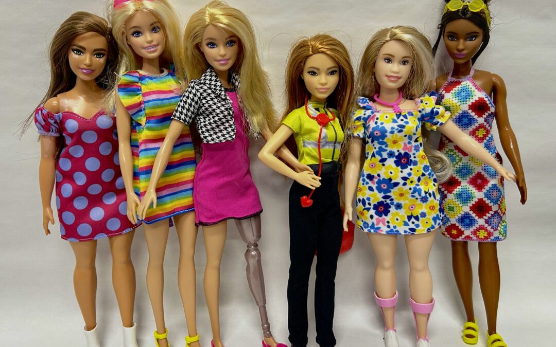 La postura dei piedi di Barbie è cambiata nel corso dei decenni