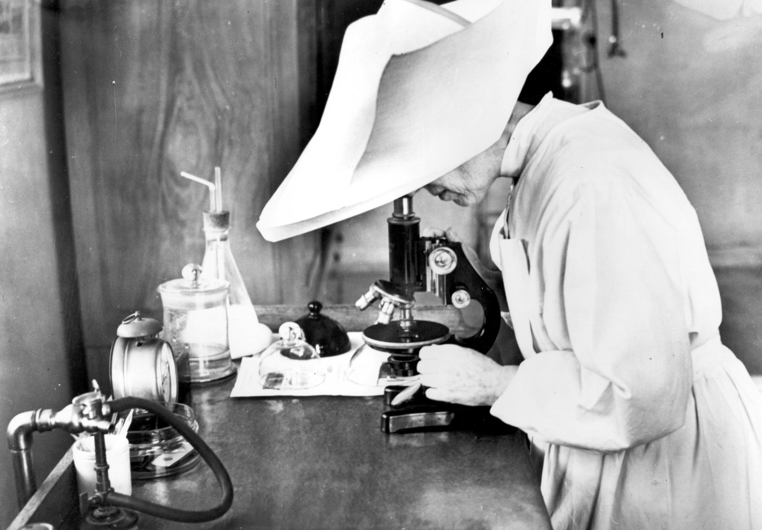 Suora al microscopio – 1930-40