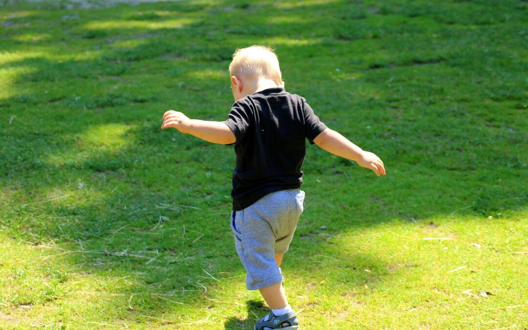 Scoperti i geni che influenzano l’età in cui i bambini iniziano a camminare