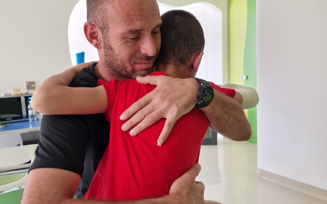 Colpito da un’esplosione di una bomba, un intervento all’avanguardia salva occhio e vista di un bambino proveniente da Gaza