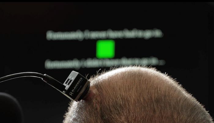 Tecnologia aiuta un uomo affetto da SLA a “parlare” in tempo reale