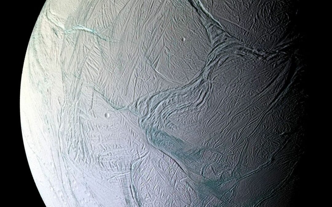 Studio mette in discussione l’origine oceanica delle sostanze organiche nei pennacchi di Encelado