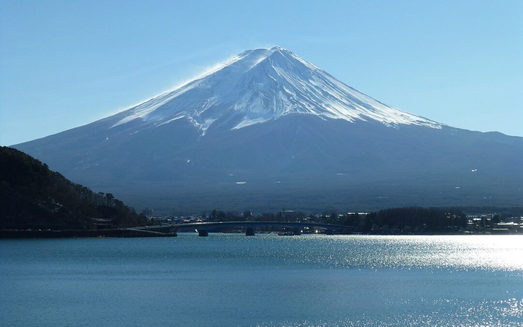 Giappone, con 21 giorni di ritardo arriva la neve sul monte Fuji